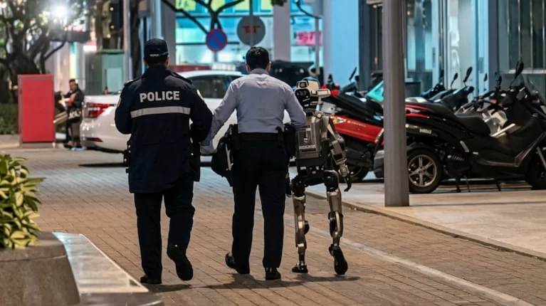 El insólito momento en que la Policía frenó a un robot humanoide tras asustar a una mujer de 70 años