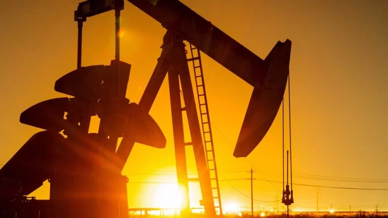 El petróleo pasó los USD 100 y Vaca Muerta no cambia sus planes: por qué las petroleras frenan una aceleración