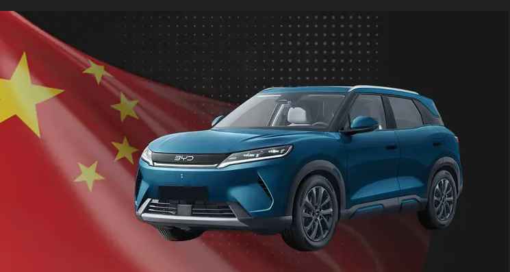 Auto eléctrico BYD frente a la bandera de China
