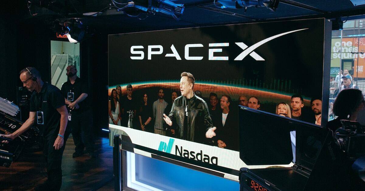 Logo de SpaceX en el Nasdaq tras su IPO