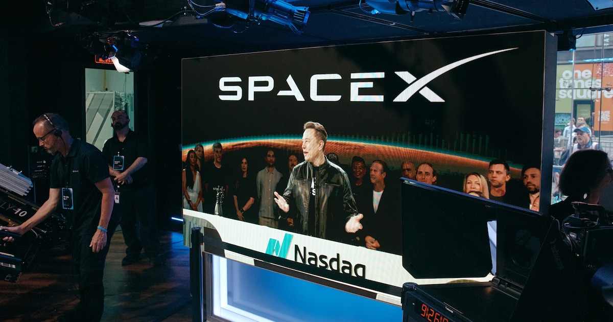 Logo de SpaceX en el Nasdaq tras su IPO