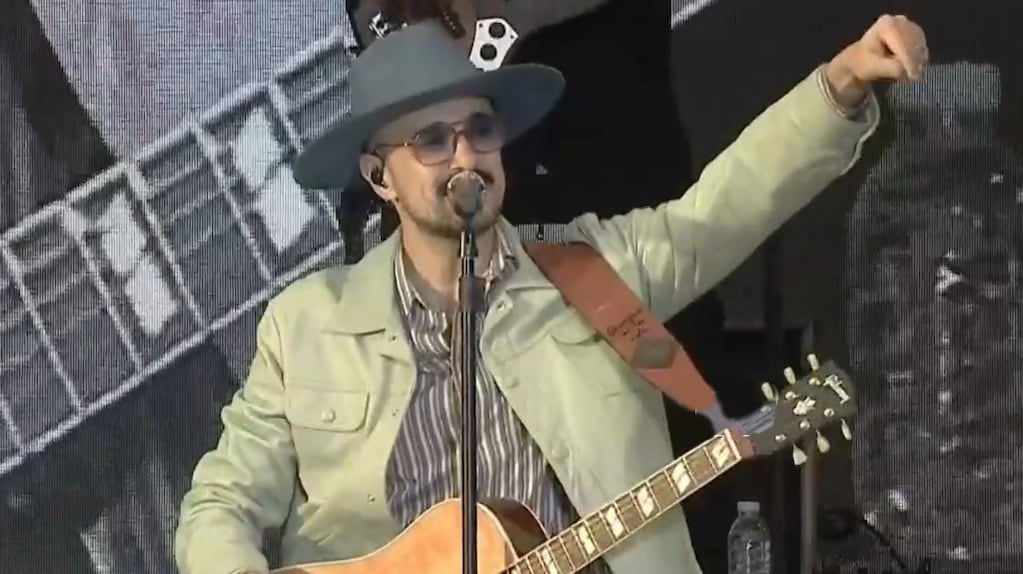 Abel Pintos cantando en Rosario durante el Día de la Bandera