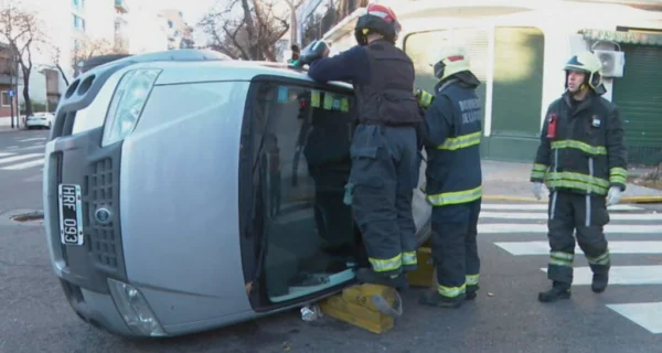 Accidente en Parque Patricios con camioneta volcada