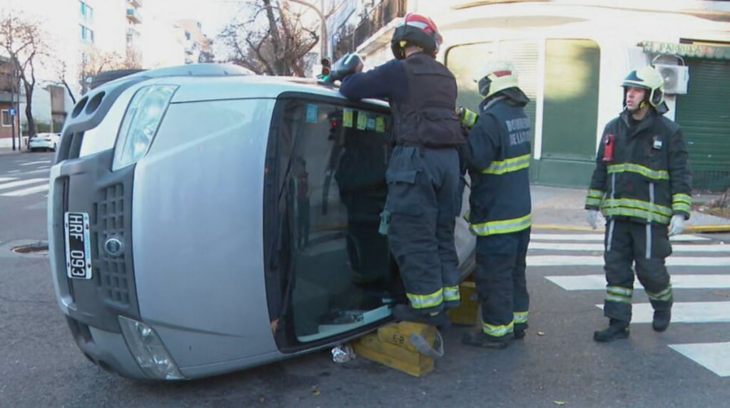 Accidente en Parque Patricios con camioneta volcada