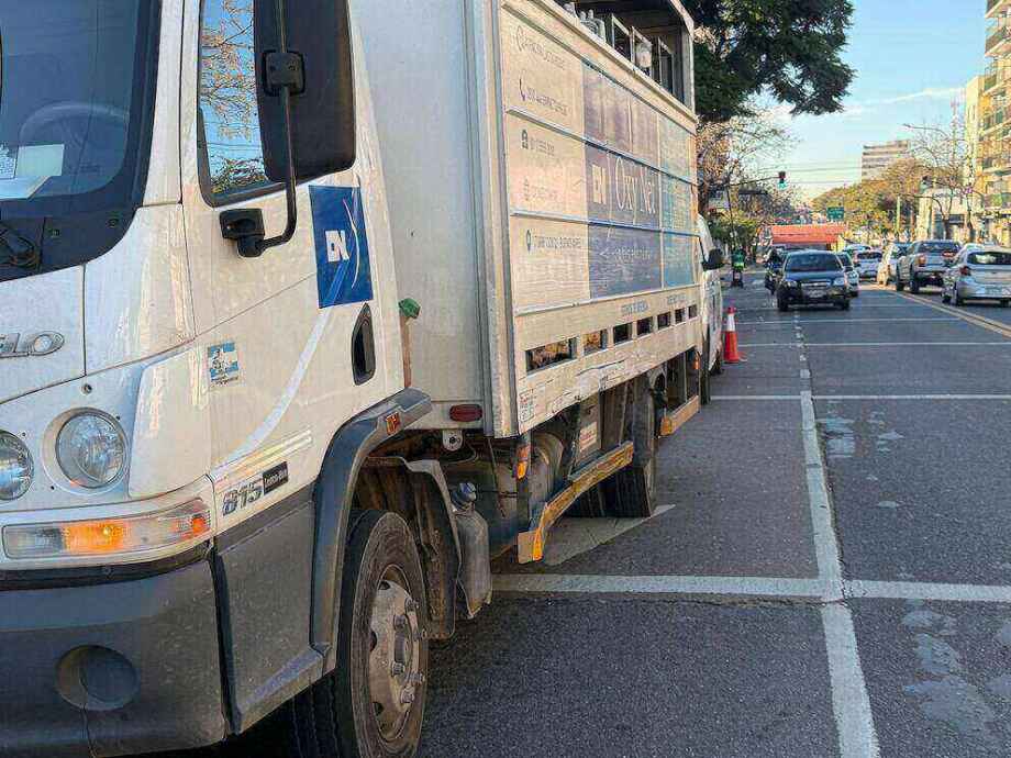 Camión involucrado en accidente de tránsito en Villa Pueyrredón
