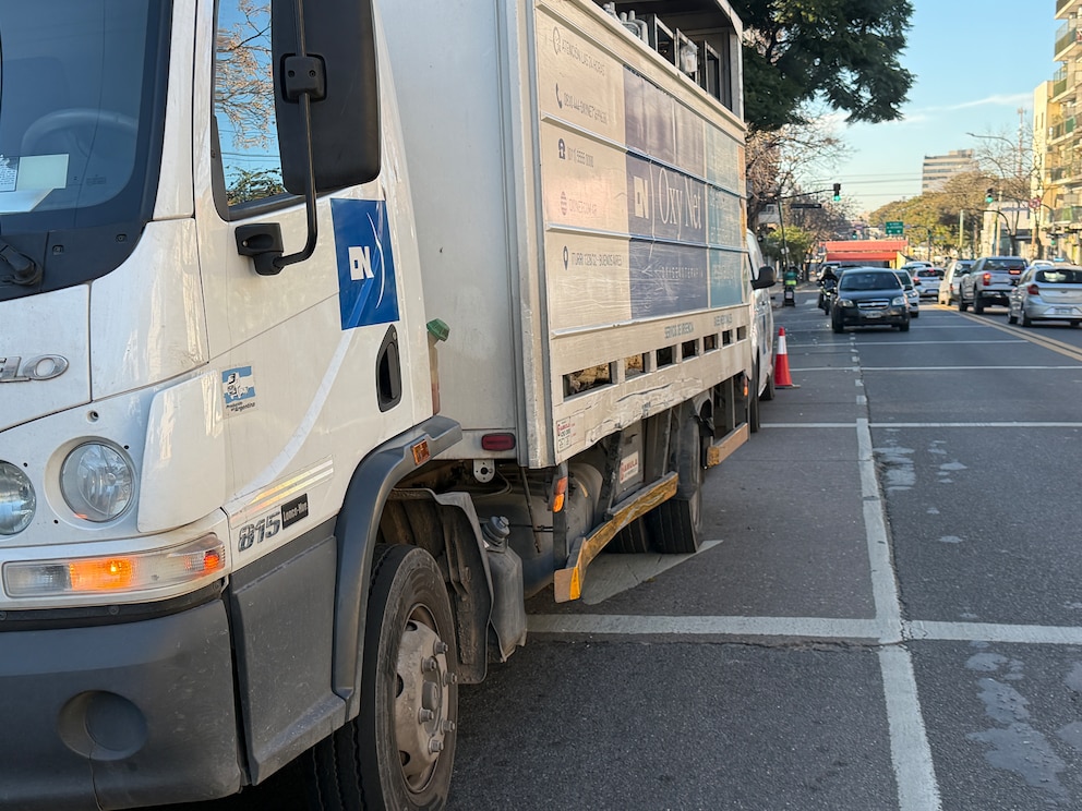 Camión involucrado en accidente de tránsito en Villa Pueyrredón