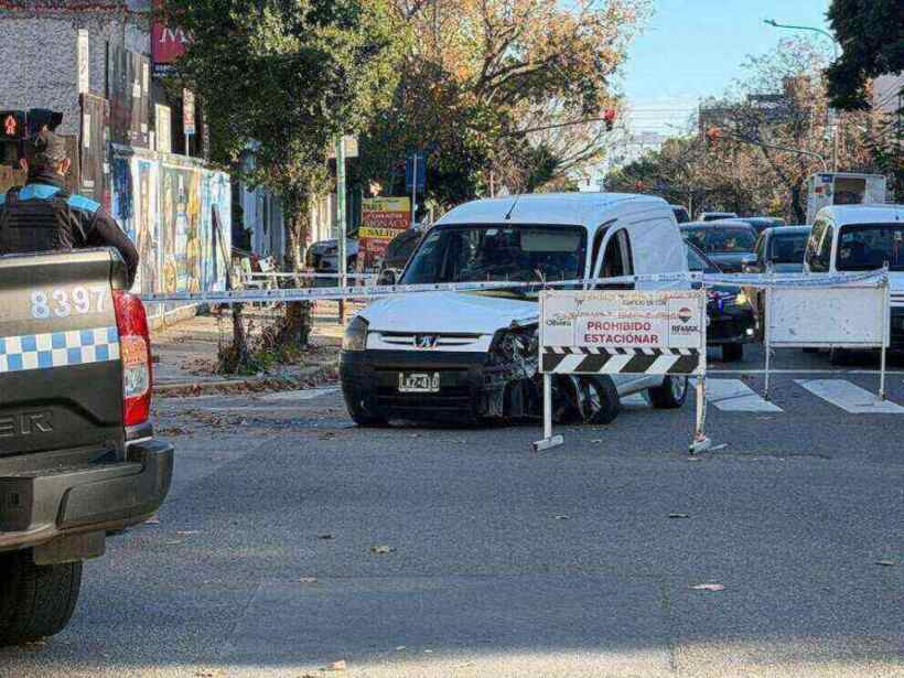 Camioneta accidentada en Villa Pueyrredón con señalización de prohibido estacionar