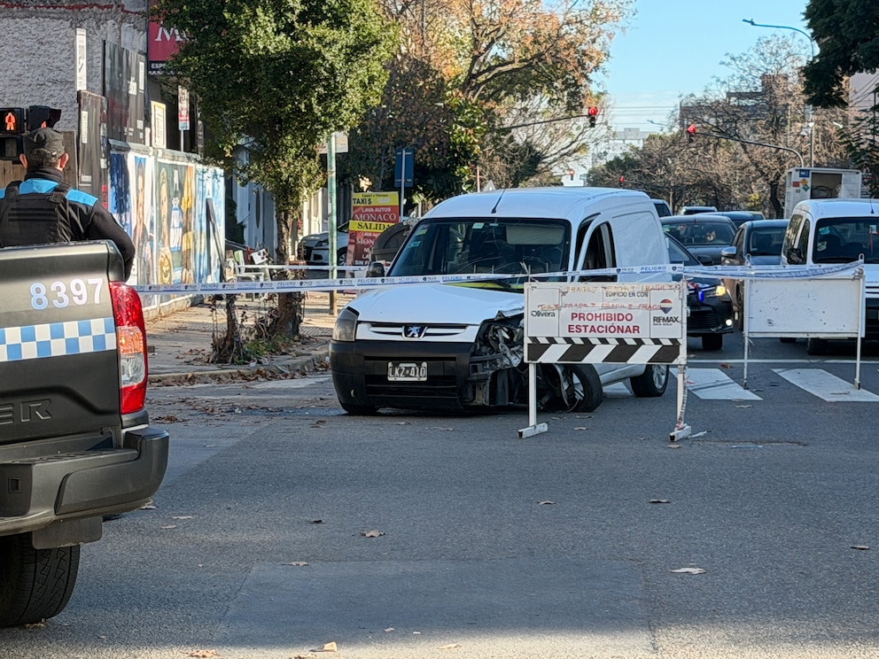 Camioneta accidentada en Villa Pueyrredón con señalización de prohibido estacionar
