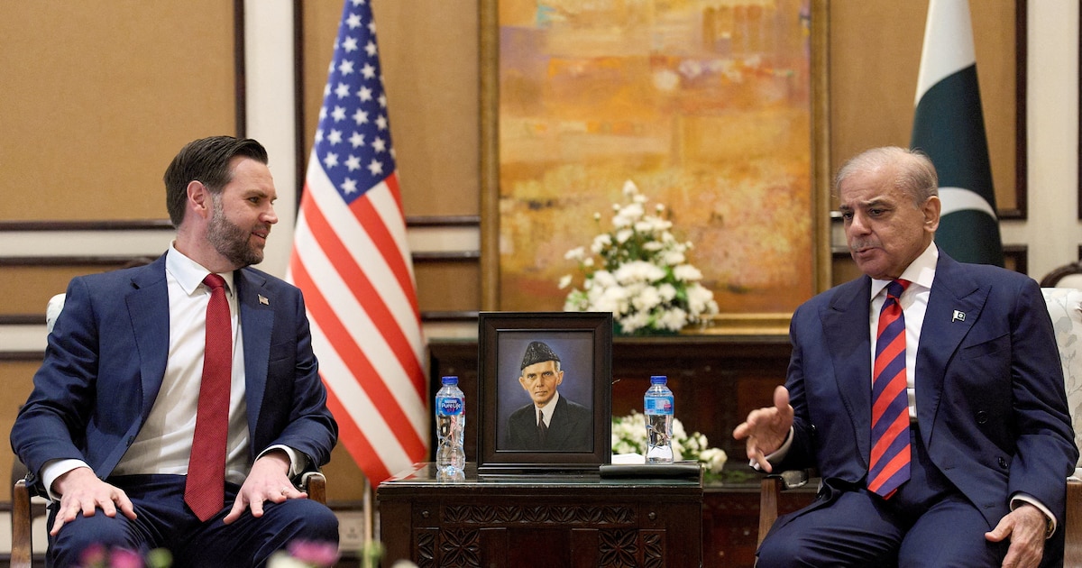 Ceremonia de firma del acuerdo de paz entre Estados Unidos e Irán