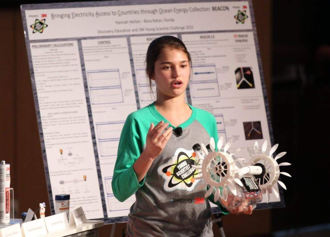 Adolescente presenta un dispositivo que genera electricidad a partir de corrientes marinas