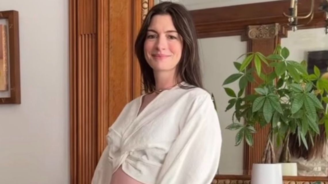 Anne Hathaway embarazada en un video de Instagram