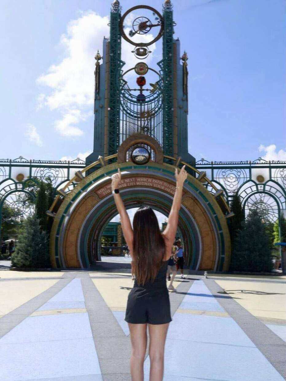 Antonela Roccuzzo levantando las manos frente a la entrada de Epic Universe en Orlando
