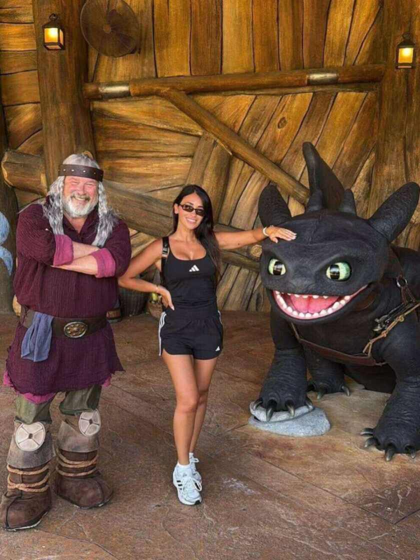 Antonela Roccuzzo posando con un personaje de Epic Universe y un dragón en Orlando