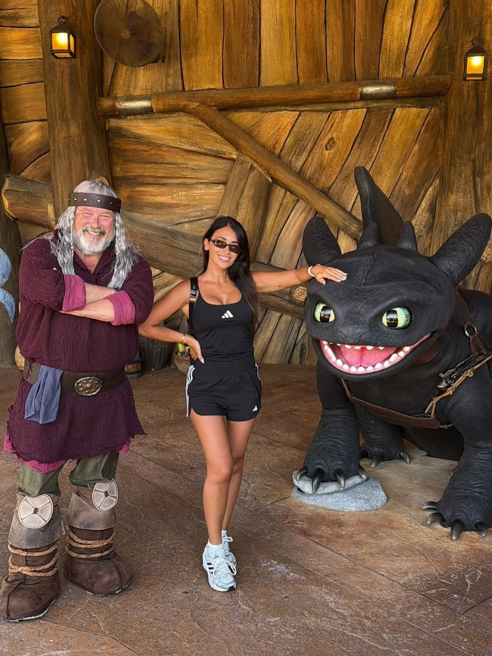 Antonela Roccuzzo posando con un personaje de Epic Universe y un dragón en Orlando