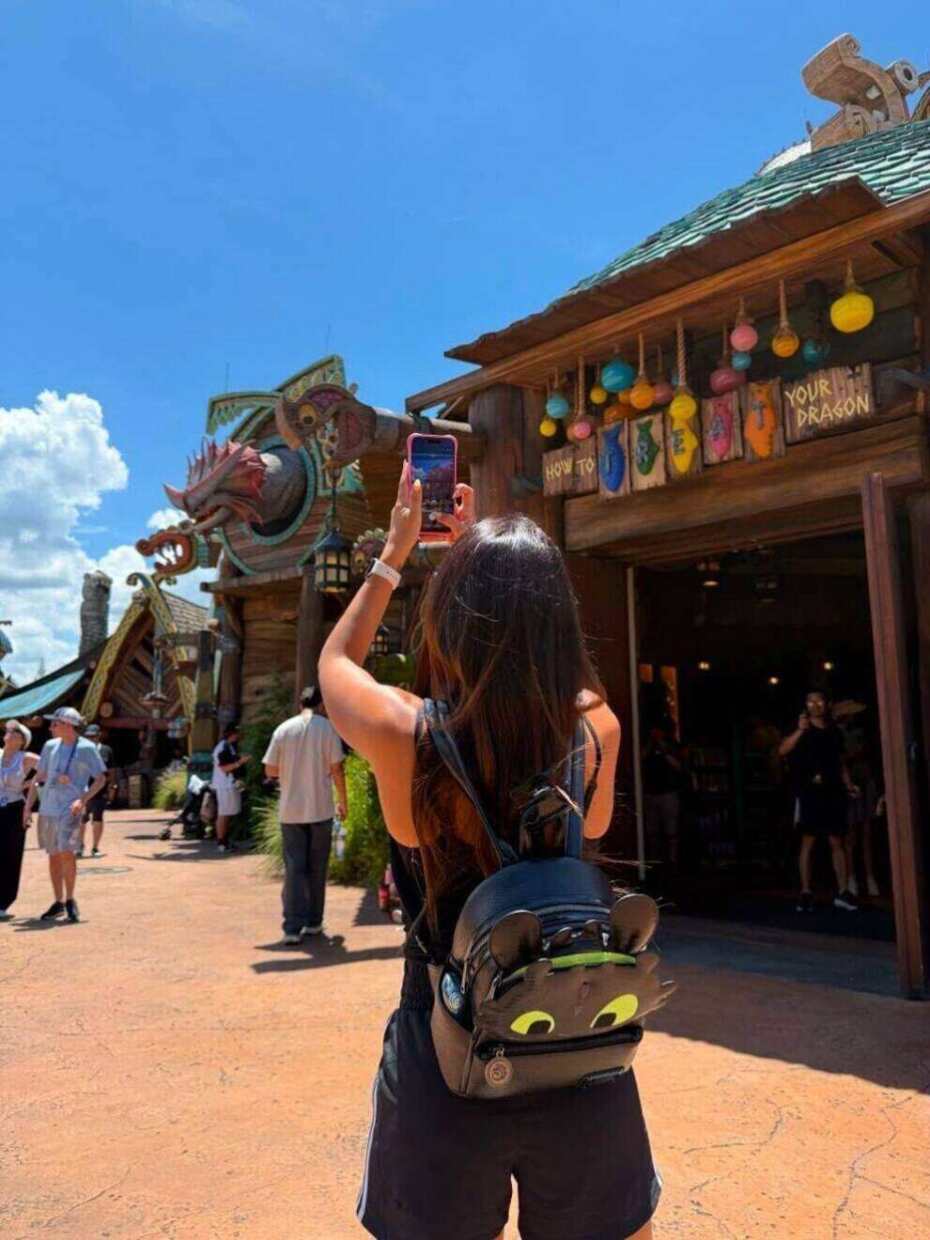 Antonela Roccuzzo tomando una foto en Epic Universe, Orlando
