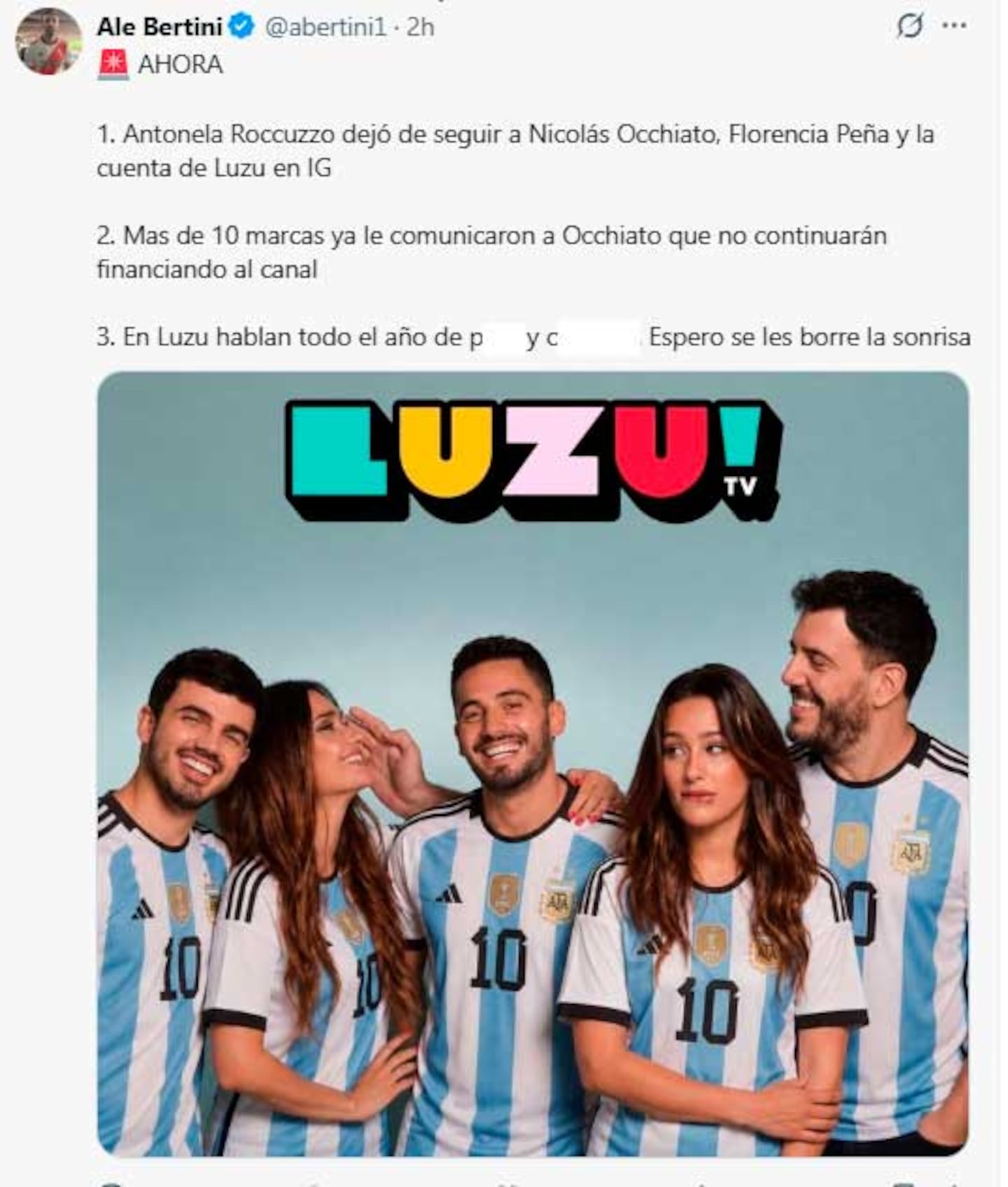 Antonela Roccuzzo y figuras de Luzu TV en una foto grupal con camisetas de la selección argentina