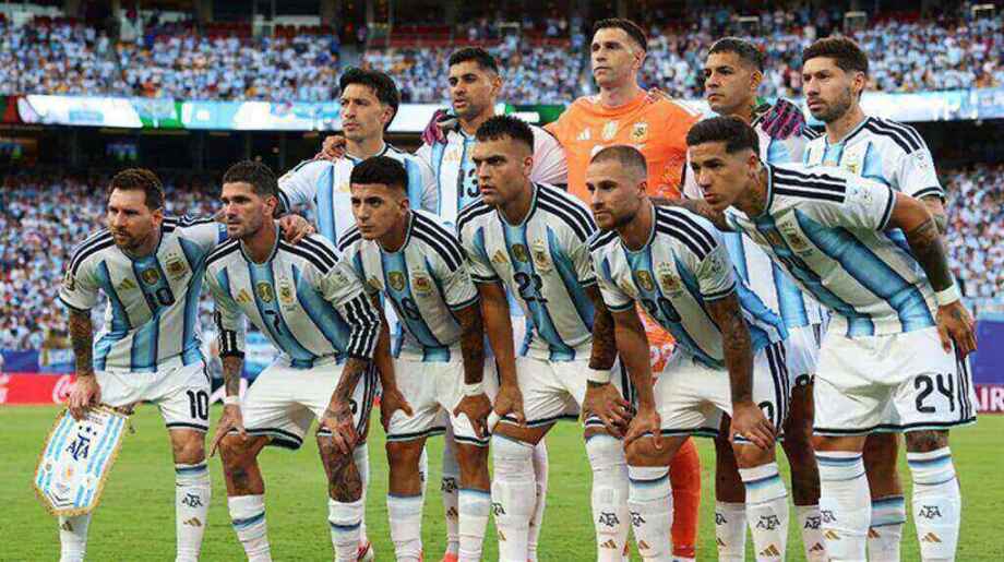 Lionel Messi anotando un gol en el debut de Argentina en el Mundial 2026 contra Argelia