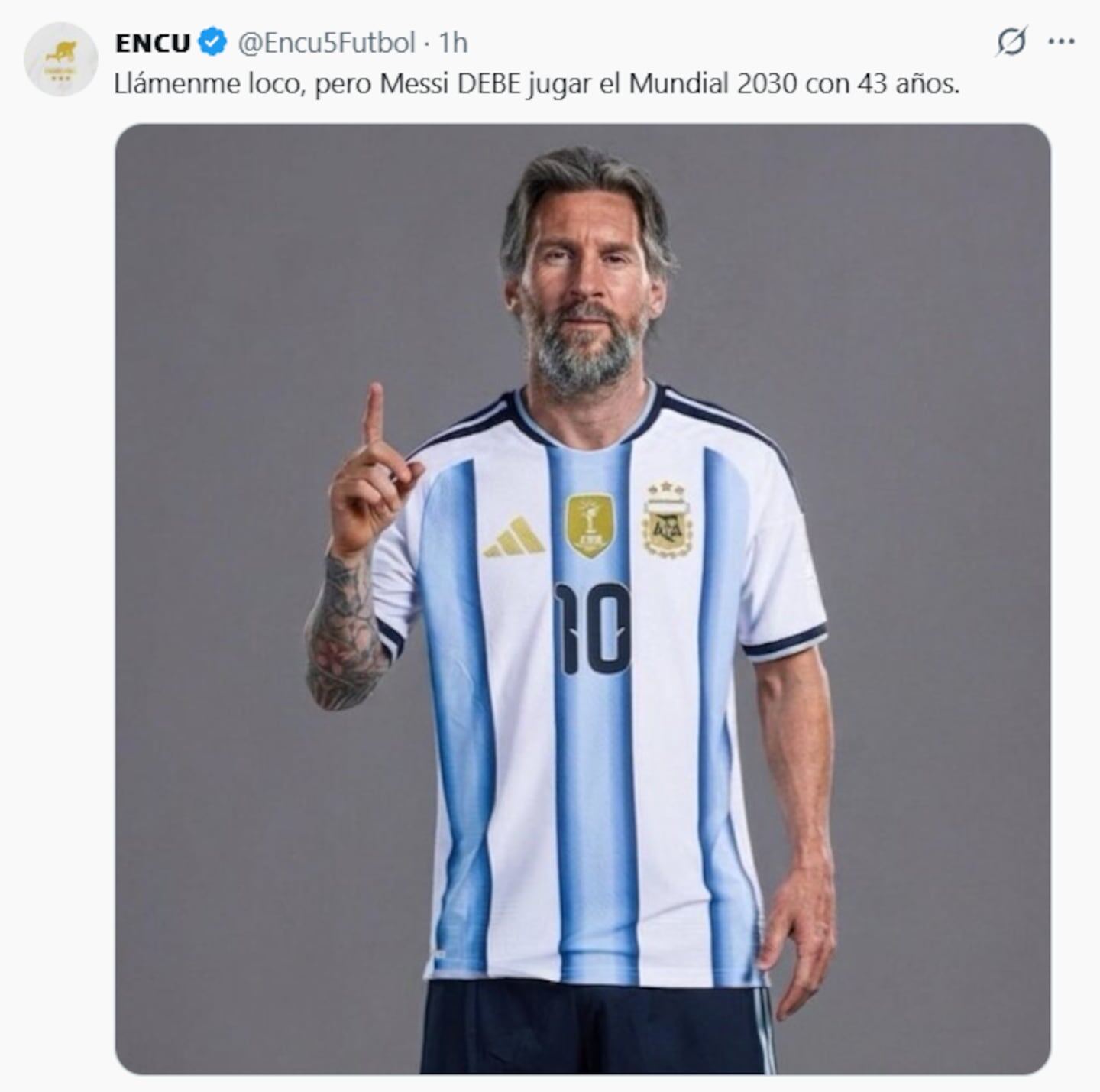 Lionel Messi posando con la camiseta de la selección argentina en el Mundial 2026