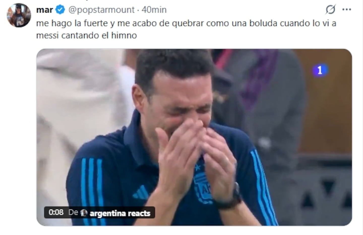 Entrenador de la Selección argentina emocionado mientras ve a Messi cantar el himno