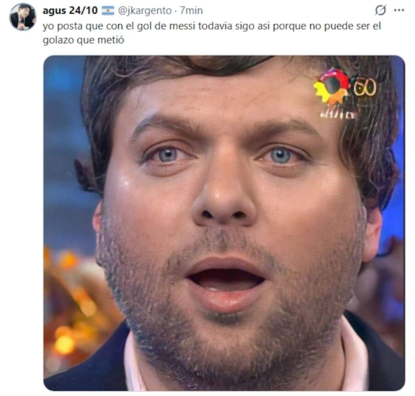 Hombre sorprendido con expresión de asombro tras el gol de Messi en el Mundial 2026
