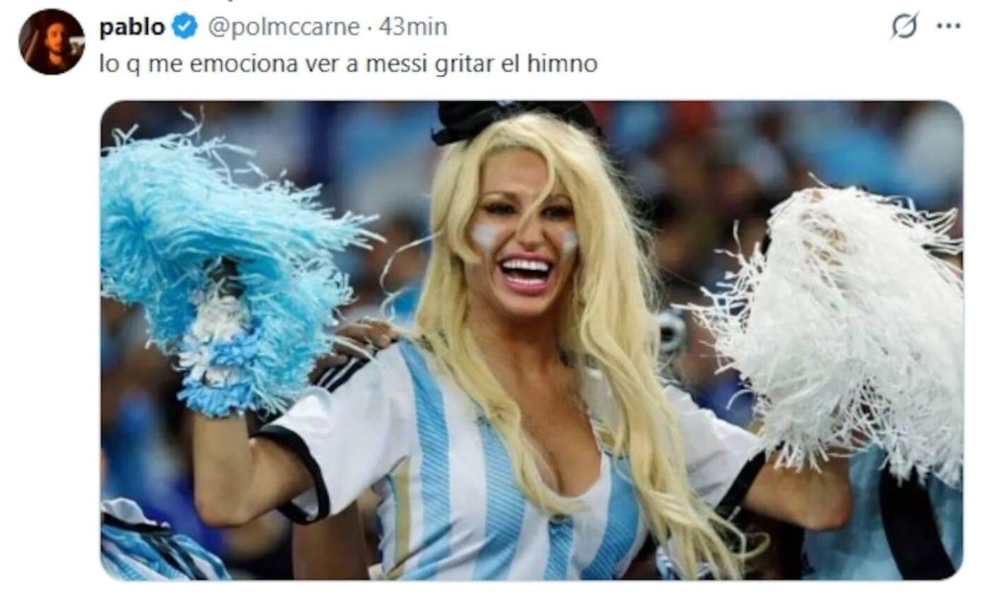 Aficionada argentina animando con pompones durante el himno nacional