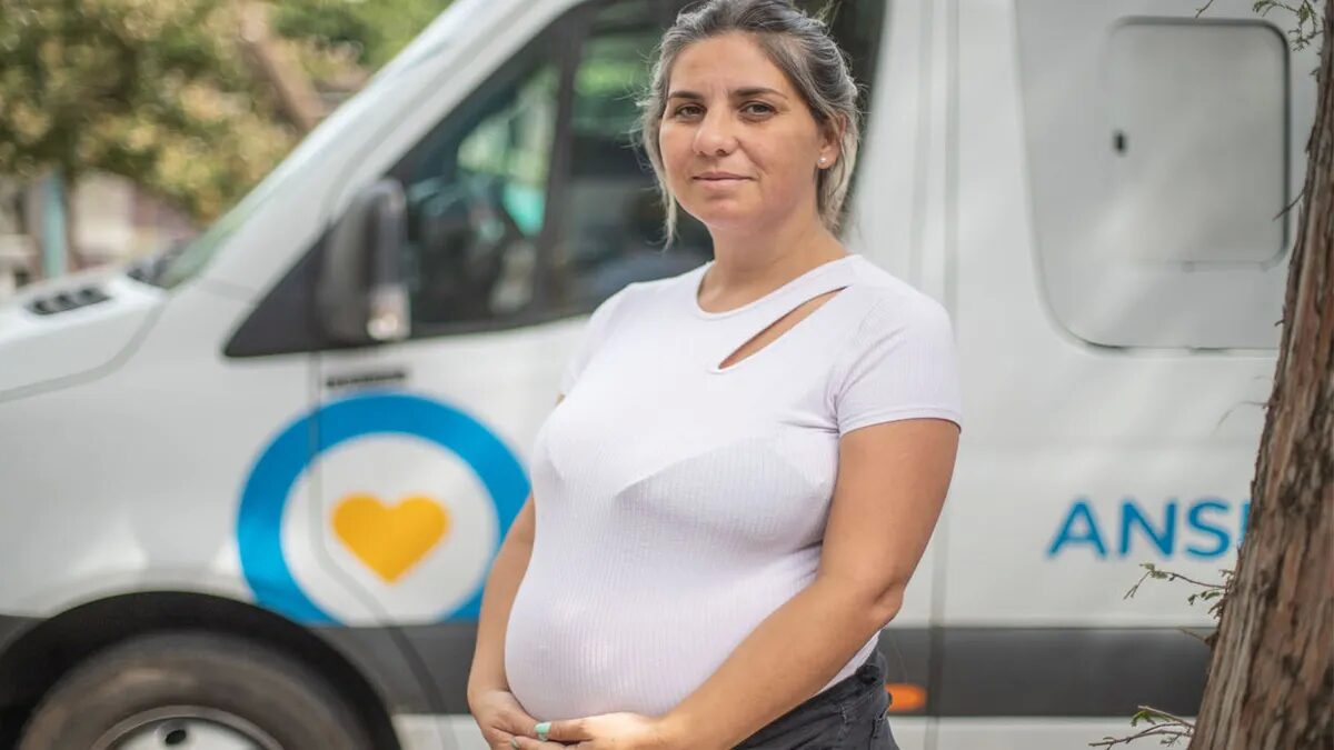 Mujer embarazada revisando información sobre la AUE en la plataforma Mi ANSES
