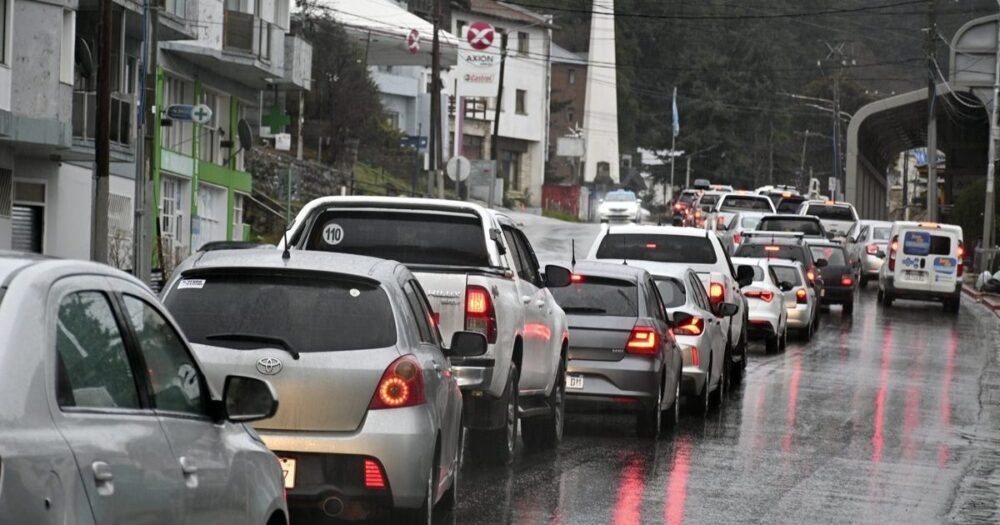 Accidente vial en Bariloche que involucra a peatones y ciclistas