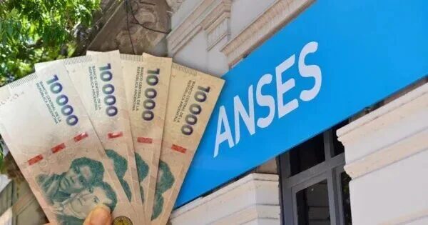 Beneficiarios de ANSES recibiendo asistencia social en julio de 2026