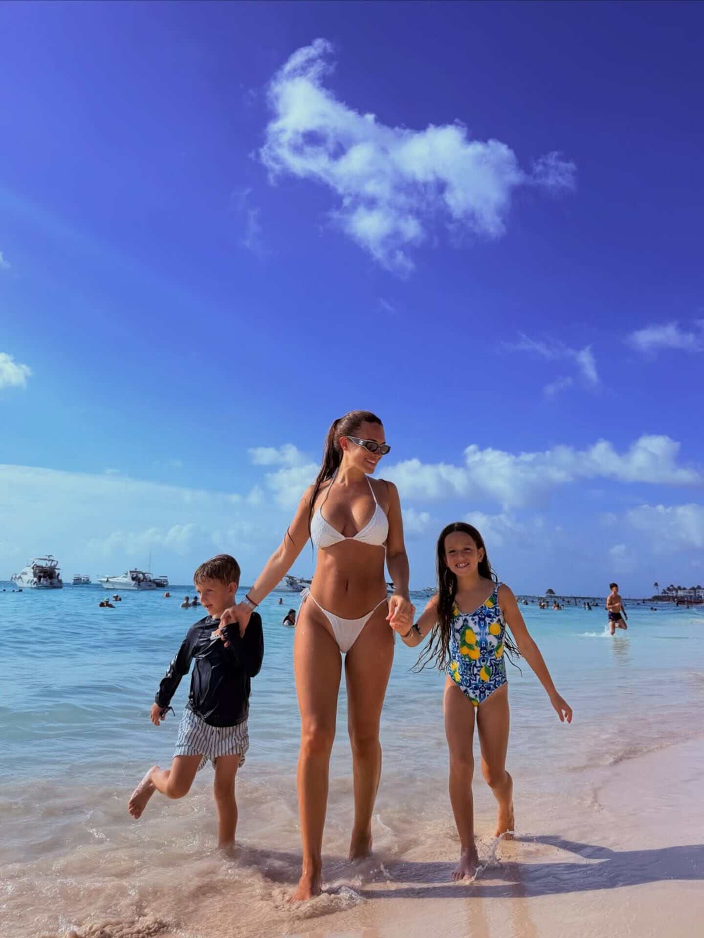 Cami Homs deslumbra con microbikini blanca en su escapada al Caribe