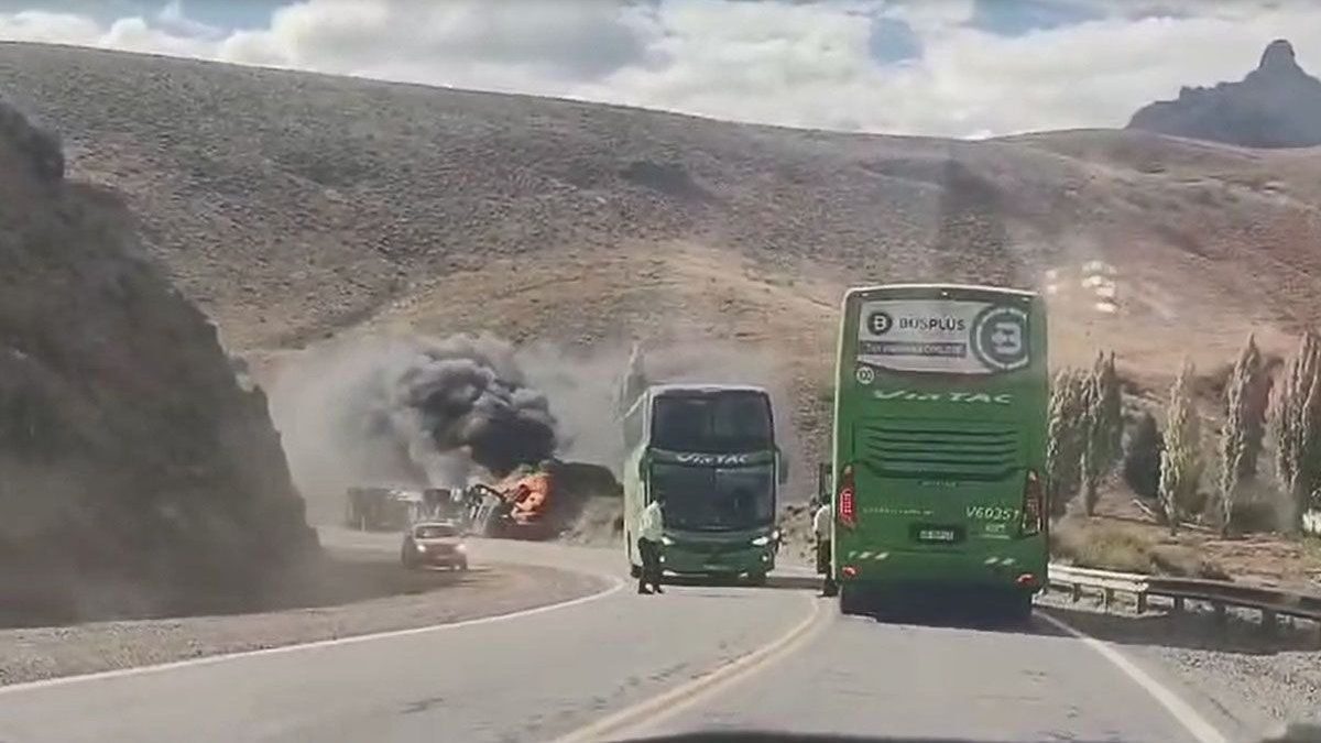 Accidente de camión en Ruta 237 con un Fiat Palio