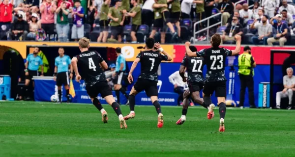 Jugadores de la selección canadiense celebrando su victoria en el Mundial 2026