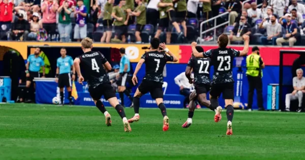 Jugadores de la selección canadiense celebrando su victoria en el Mundial 2026