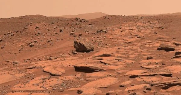 Investigadores analizando un meteorito marciano en el laboratorio