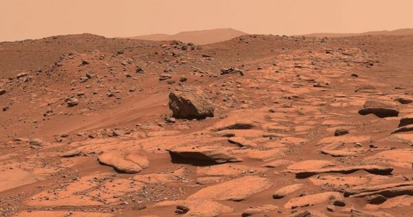 Investigadores analizando un meteorito marciano en el laboratorio