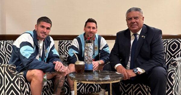 Claudio Tapia, Lionel Messi y Rodrigo De Paul compartiendo mate antes del partido contra Austria
