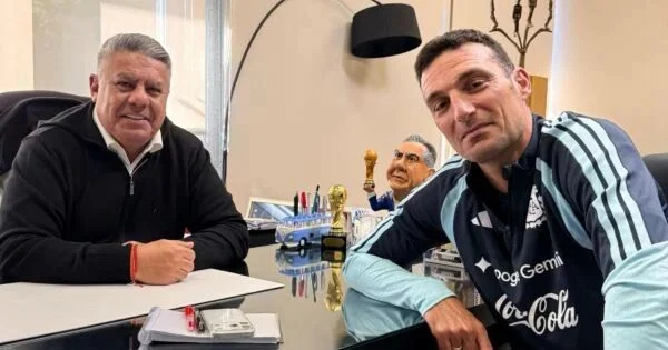 Claudio Tapia y Lionel Scaloni durante un partido de la Selección Argentina