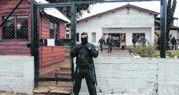 Policía de Bariloche deteniendo a un sospechoso de robo