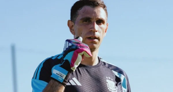 Dibu Martínez entrenando con la Selección argentina