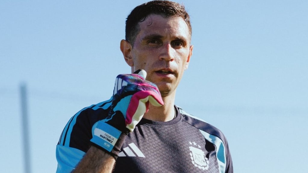 Dibu Martínez entrenando con la Selección argentina