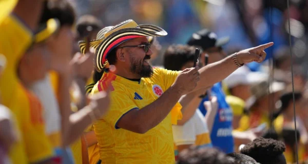 Aficionados en un estadio durante un partido de fútbol