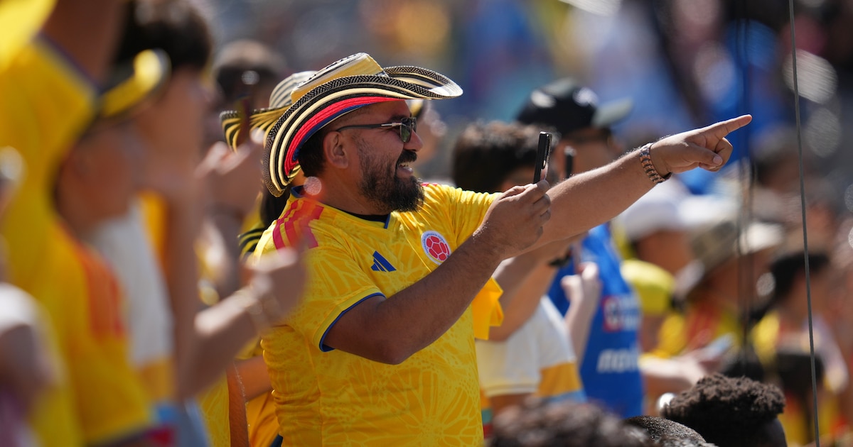 Aficionados en un estadio durante un partido de fútbol