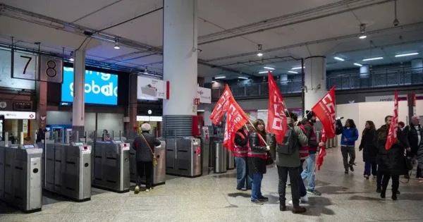 Tren en una estación ferroviaria española