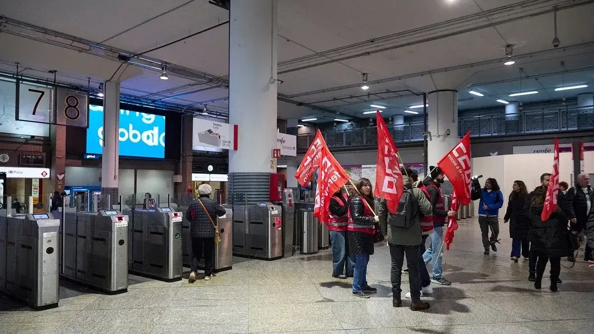 Tren en una estación ferroviaria española