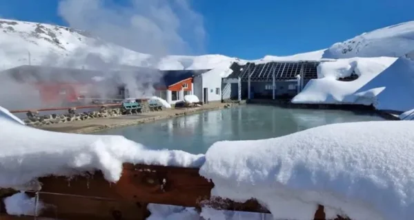 Vista de las termas de Copahue con nieve