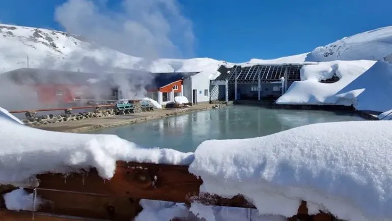 Vista de las termas de Copahue con nieve