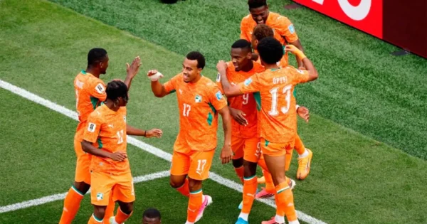 Jugadores de Costa de Marfil celebran su victoria en el Mundial 2026