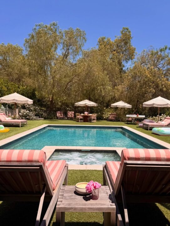 Descubre la lujosa mansión de Jennifer Lopez con piscina y porche estilo living
