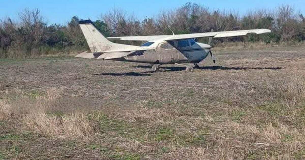 Avioneta Cessna abandonada en un campo de Santa Fe