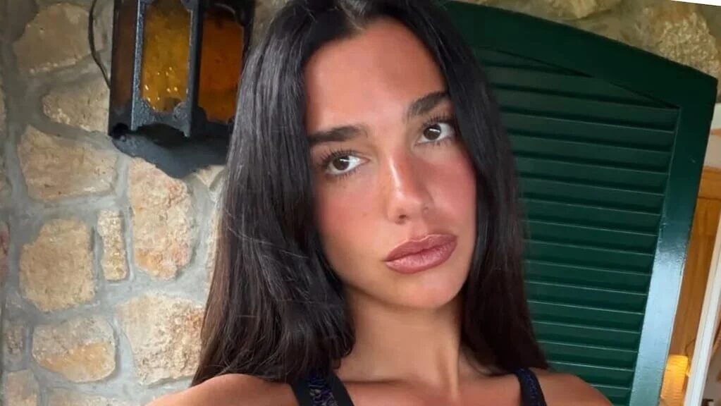 Dua Lipa en microbikini disfrutando de su luna de miel en Italia