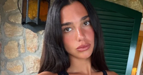 Dua Lipa en microbikini disfrutando de su luna de miel en Italia